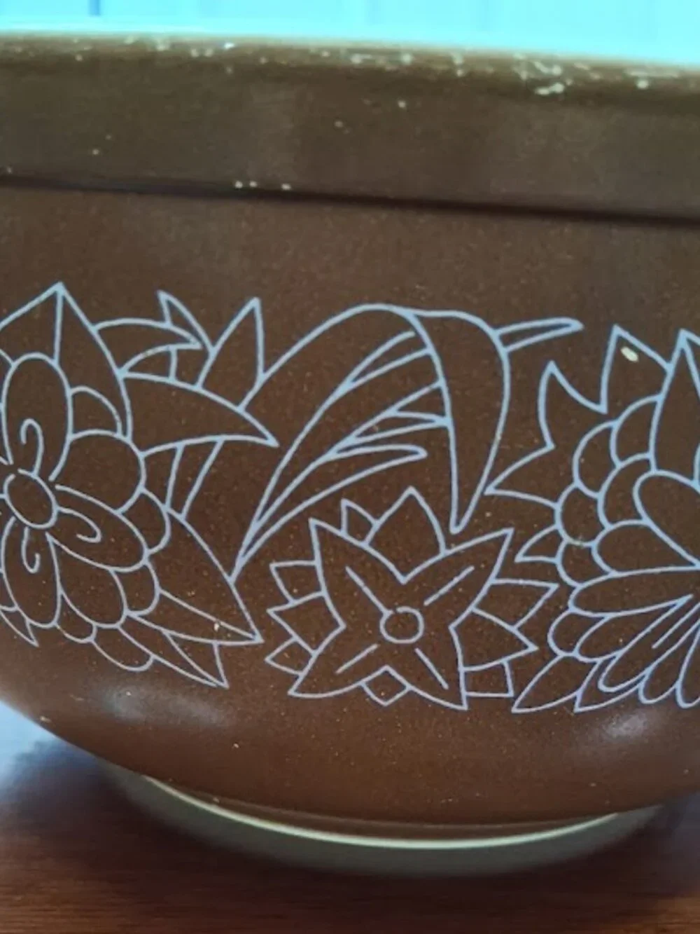 Vintage PYREX 403 Woodland 2 1/2 Quart Mixing Bowl by Corning. Brown and White